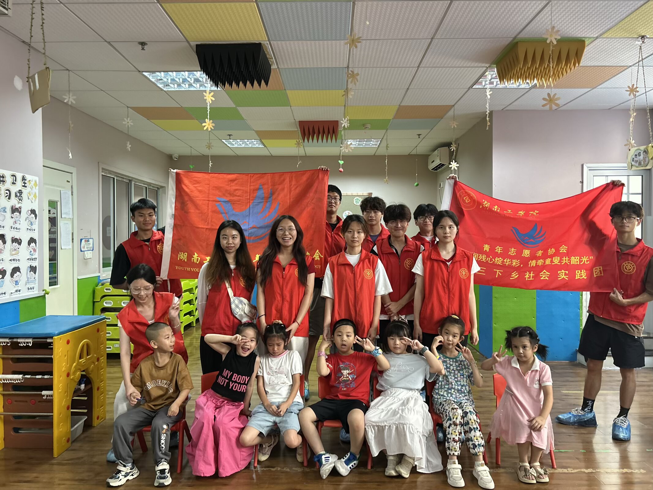 创意手工暖童心，湖工院青年志愿者走进贝恩幼儿园